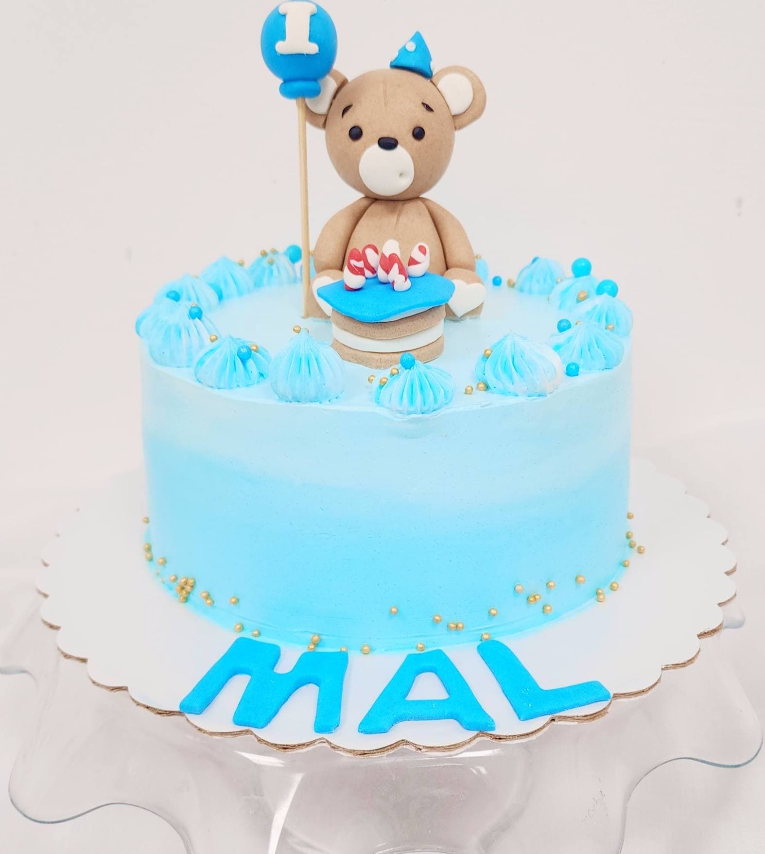 Torte ditëlindje me arush dhe tullumbace për djem